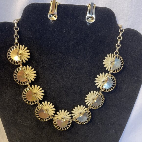 Cream Flowers Rhinestone Center Gold Tone Backing 15 In Necklace and Earrings - Picture 8 of 10